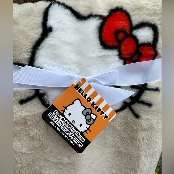 Hello Kitty Fall leaves throw blanket - Picture 3 of 3